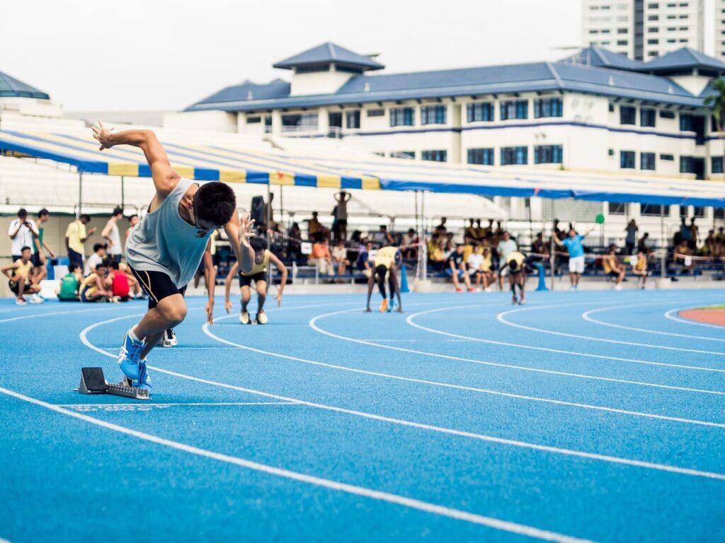 Si vous cherchez à améliorer vos performances de course et à augmenter votre vitesse, voici cinq conseils qui pourraient vous aider : Travaillez sur votre technique de course : Une bonne technique de course peut vous aider à économiser de l’énergie et à courir plus efficacement. Concentrez-vous sur votre posture, en gardant votre dos droit et vos épaules détendues. Assurez-vous également de bien lever les genoux et de pousser avec les orteils à chaque foulée. En travaillant régulièrement sur votre technique, vous pourrez augmenter votre vitesse et éviter les blessures. Intégrez des séances d’entraînement en intervalles : Les entraînements en intervalles sont un excellent moyen d’améliorer votre vitesse. Alternez des périodes d’effort intense avec des périodes de récupération active. Par exemple, vous pouvez courir à votre allure maximale pendant 30 secondes, puis marcher ou trottiner pendant une minute pour récupérer. Répétez cet exercice plusieurs fois lors de vos séances d’entraînement hebdomadaires pour augmenter votre endurance et votre vitesse. Renforcez vos muscles : Un entraînement de renforcement musculaire régulier peut contribuer à améliorer votre vitesse de course. Concentrez-vous sur le renforcement des muscles des jambes, des hanches et du tronc, car ce sont ces muscles qui vous propulsent vers l’avant lorsque vous courez. Des exercices tels que les squats, les fentes, les pompes et les planches peuvent être très bénéfiques pour renforcer ces groupes musculaires. Ne négligez pas l’entraînement en endurance : Bien que vous souhaitiez augmenter votre vitesse, il est essentiel de ne pas négliger l’entraînement en endurance. Des séances d’entraînement plus longues et moins intenses peuvent vous aider à développer votre capacité cardiorespiratoire et à améliorer votre capacité à maintenir un rythme rapide pendant de plus longues distances. Intégrez des sorties plus longues dans votre programme d’entraînement, en augmentant progressivement la distance au fil du temps. Soyez régulier et patient : L’amélioration de votre vitesse de course ne se fera pas du jour au lendemain. Cela demande du temps, de la patience et de la régularité. Établissez un plan d’entraînement réaliste et respectez-le. Vous verrez des progrès si vous vous engagez à vous entraîner régulièrement et à rester persévérant. Il est également important de permettre à votre corps de récupérer adéquatement entre les séances d’entraînement pour éviter les blessures. Lire aussi :AMÉLIORER VOTRE ACCÉLÉRATION avec les sprints avec résistance En suivant ces conseils, vous pourrez progressivement augmenter votre vitesse de course. N’oubliez pas de toujours écouter votre corps et de consulter un professionnel de la santé ou un entraîneur si vous avez des préoccupations spécifiques. Bonne chance dans votre quête pour courir plus vite !