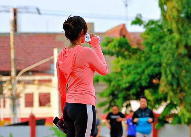 Conseils pour une hydratation adéquate avant, pendant et après la course