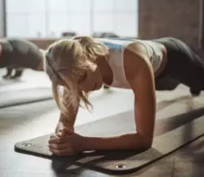 Intégrer la planche dans votre routine de course à pied après 40 ans